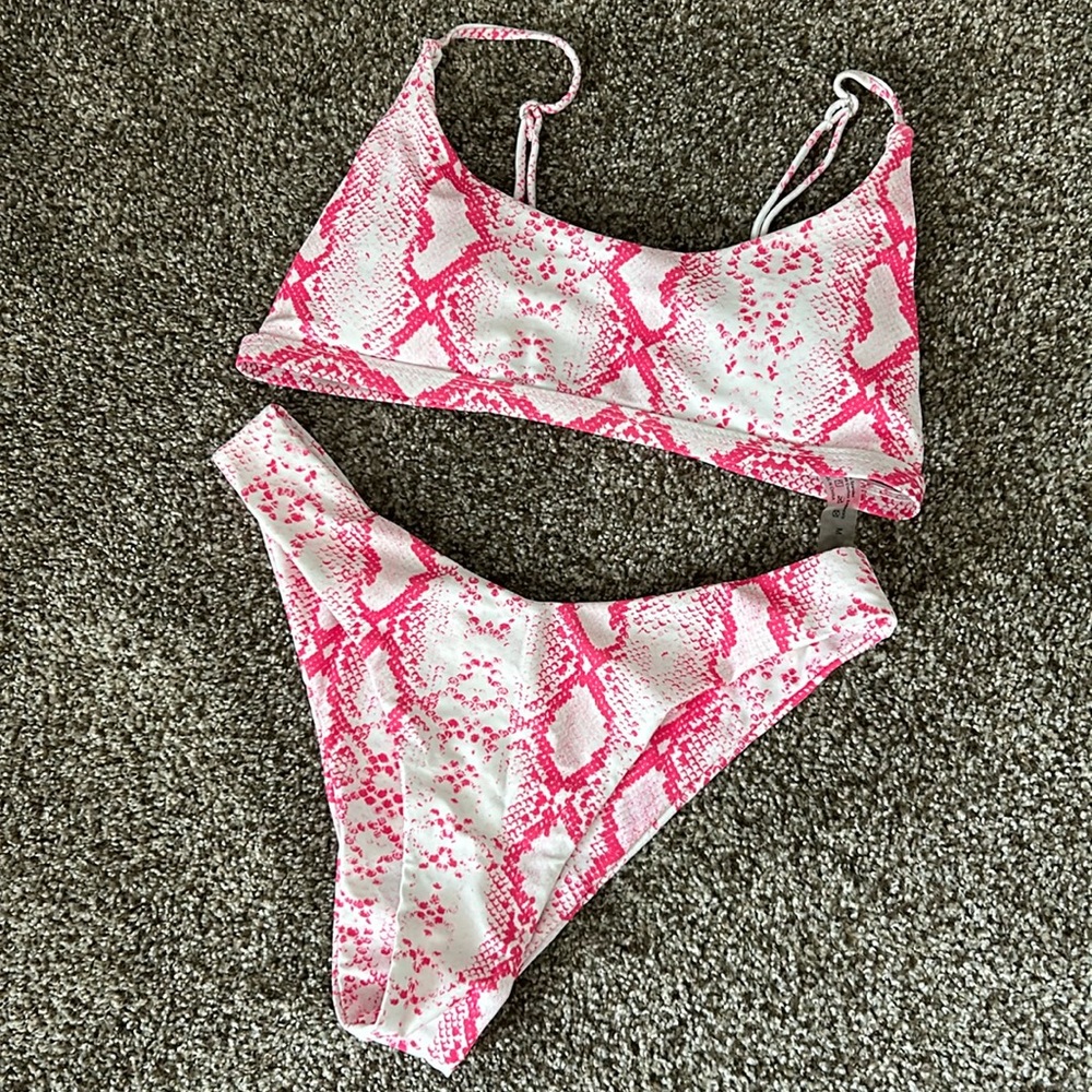 SHEIN never worn snakeskin pink bikini- M